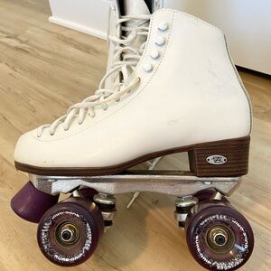 White Leather Roller Skates - Used, indoor wheels in great shape - Womens 7.5